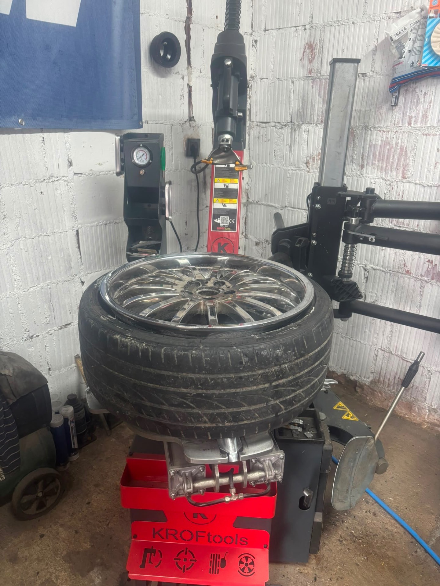 Tire mounting on modern KROFtools tire changer machine