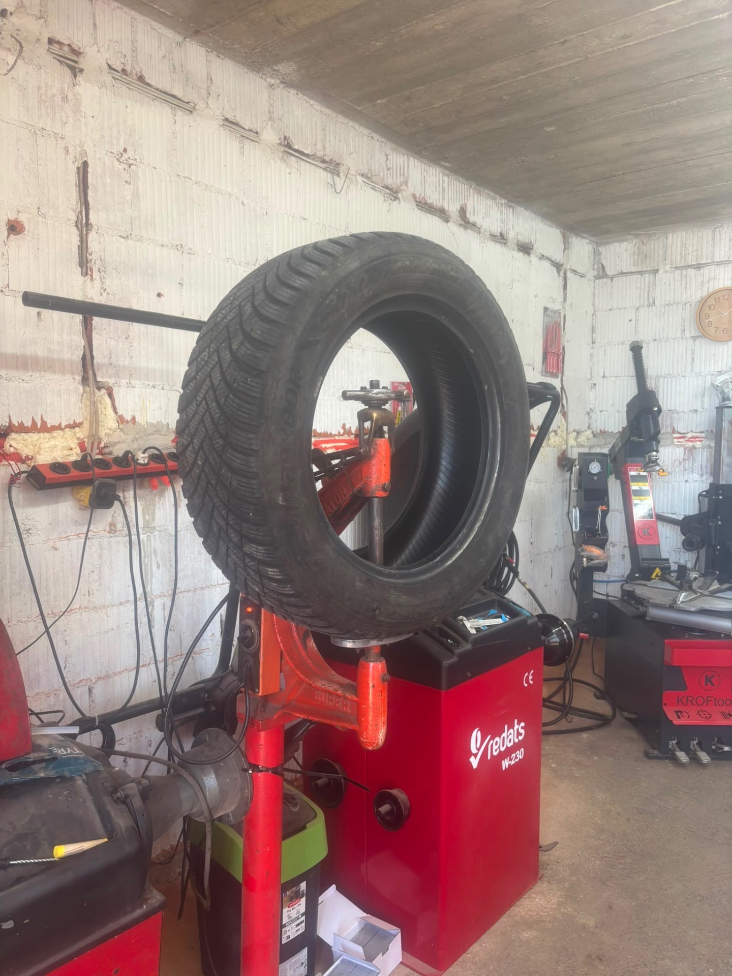 Wheel balancing on Redats W-230 professional balancer